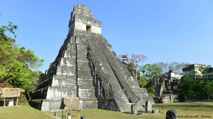 Estructura maya de estilo piramidal en Tikal (Picture-Alliance / F. Soreau)