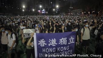 Hongkong Gedenkveranstaltung an Massaker am Tiananmen-Platz (picture-alliance/AP Photo/K. Cheung)