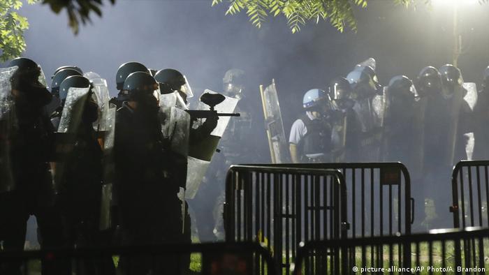 USA Protest nach dem Tod von George Floyd | Polizei räumt den Lafayette Park (picture-alliance/AP Photo/A. Brandon)