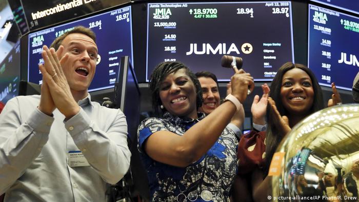 Jumia CEO Juliet Anammah (center) celebrates on the floor of the New York Stock Exchange. (picture-alliance/AP Photo/R. Drew)