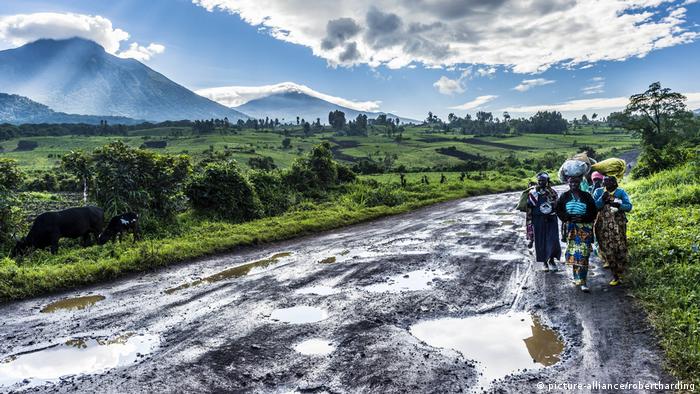 Women walk along a muddy road in Virunga National Park (picture-alliance/robertharding)