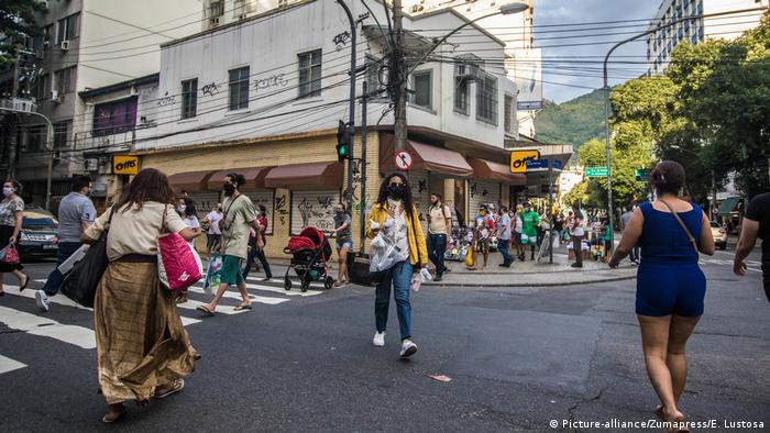 Brasilien Menschen gehen auf die Straße, um die soziale Isolation zu lockern (Picture-alliance/Zumapress/E. Lustosa)