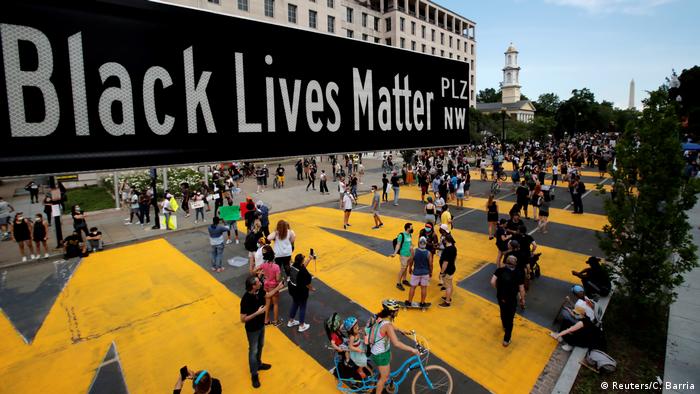 USA | Protest | Stadt Washington lässt “Black Lives Matter” hinter das Weiße Haus malen (Reuters/C. Barria)