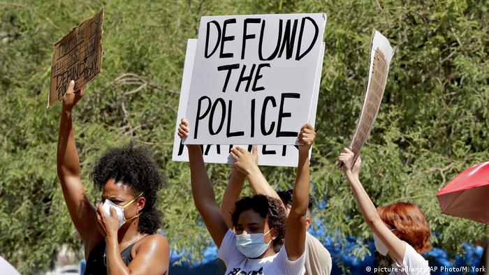 Protesters in Phoenix hold up signs calling for defunding police (picture-alliance/AP Photo/M. York)