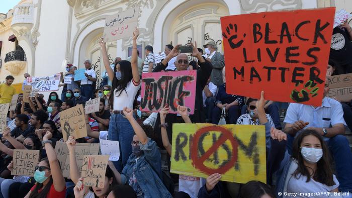 Protesters hold signs in Tunis (Getty Images/AFP/F. Belaid)