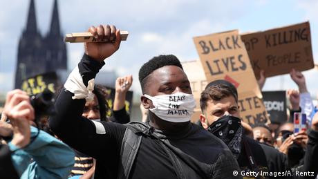 Protestas de blancos y negros contra el racismo en Colonia, Alemania.