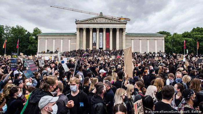 الاحتجاجات ضد العنصرية في ميونيخ: حوالي 25.000 شخص نزلوا إلى شوارع العاصمة البافارية 