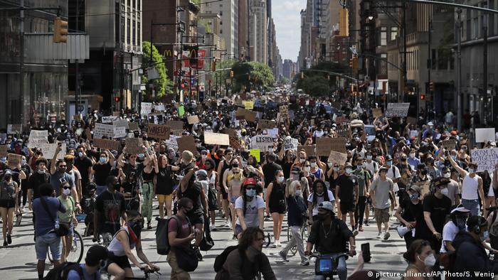 Anti-racism protest in New York City, June 7, 2020 (picture-alliance/AP Photo/S. Wenig)