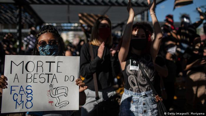 Pessoas em protesto antifascismo em São Paulo em junho