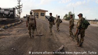 Λίβυοι στρατιώτες κατευθύνονται προς το αεροδρόμιο, νότια της Τρίπολης