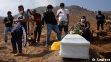 Familiares entierran a sus víctimas en un cementerio de Lima, Perú.