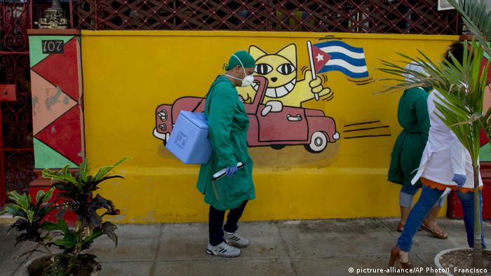 Personas con mascarilla en La Habana, Cuba.
