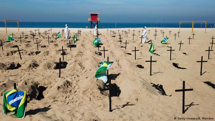 Túmulos colocados pela ONG Rio de Paz em Copacabana em junho simbolizaram vítimas da covid-19