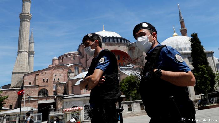 Türkei Istanbul | Polizeieinheiten mit Mundschutz an der Hagia Sophia (Reuters/M. Sezer)