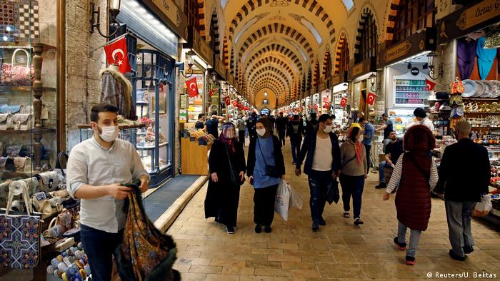 Normalleşmeye geçilirken, İstanbul'daki Mısır Çarşısı yine dolmaya başladı.