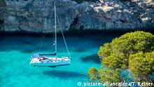 Spanien BG Warum die Deutschen Mallorca so lieben | Segelboot in Bucht