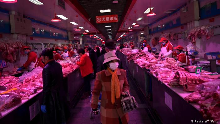 السوق الكبيرة المغلقة في الأثناء في الصين تمد العاصمة بكين بالمواد الغذائية.