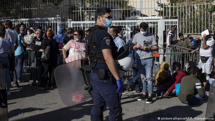 Asylum-seekers wait in line to file asylum applications at an Athenian administrative bureau (picture-alliance/AP/P. Giannakouris)