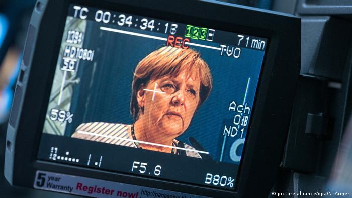 100'e yakın AP milletvekili, Merkel'e mektup yazarak, AB dönem başkanlığında yeni şeffafflık kurallarının hayata geçirilmesini istedi.