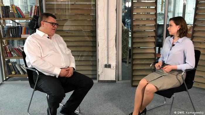 Viktor Babariko in an interview with DW correspondent Alexandra Boguslawskaja: Minsk, June 13, 2020. (DW/E. Komarowskij)