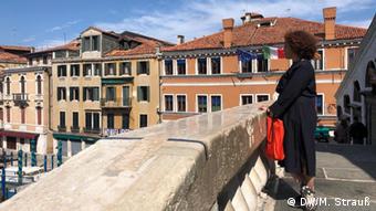 Jane Da Mosto, executive director of We Are Here Venice, stands on the Rialto bridge (DW/M. Strauß)