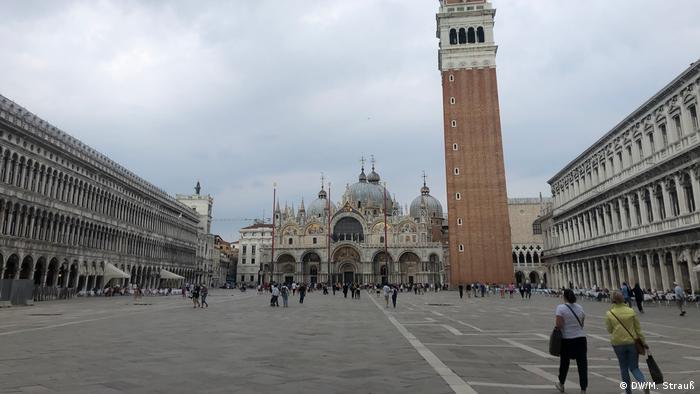 St. Mark's Square, usually teeming with tourists, is nearly empty thanks to coronavirus (DW/M. Strauß)
