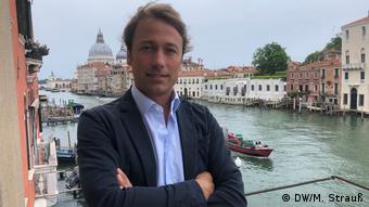 Nicolo Bortolato, owner of the Palazzetto Pisani boutique hotel, stands in front of the Grand Canal (DW/M. Strauß)