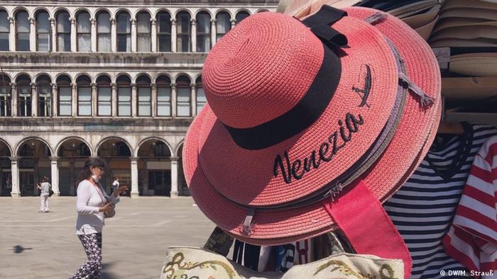 A hat with the word venezia sewn onto it (DW/M. Strauß)