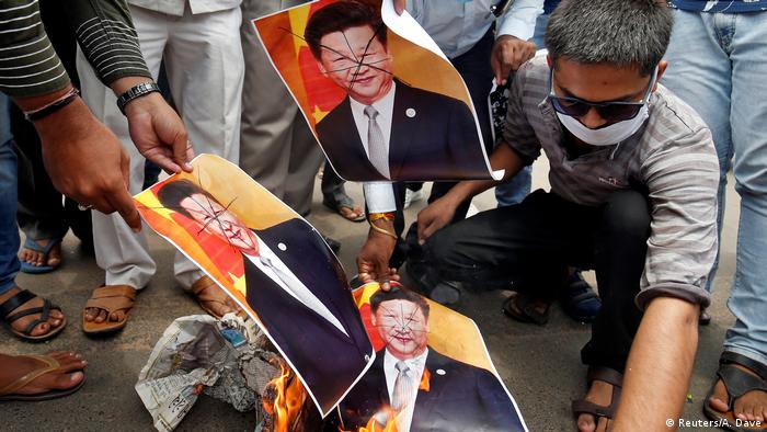 Unterstützer der indischen Regierung verbrennen Bilder von Chinas Päsident Xi Jinping (Reuters/A. Dave)