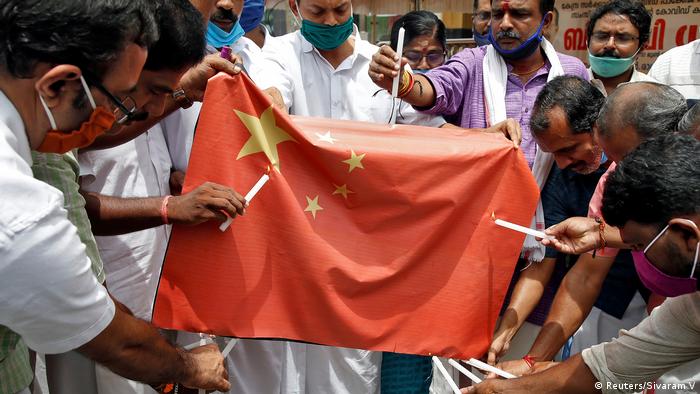 Unterstützer der indischen Regierung verbrennen Chinas Fahne (Reuters/Sivaram V)