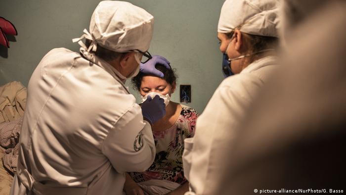 Enfermeiros cuidam de paciente de covid-19 em São Paulo