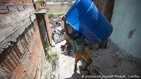 Venezuela Caracas | Wassermangel | Kind mit Behälter (picture-alliance/AP Photo/A. Cubillos)