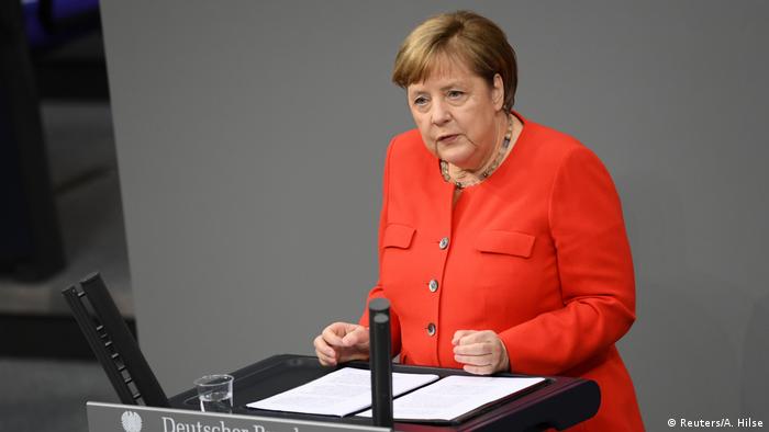Kanzlerin Angela Merkel im Bundestag (Reuters/A. Hilse)
