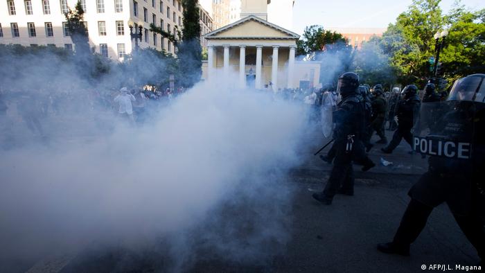 USA Washington DC Polizei sprüht Tränengas auf Lafayette Square (AFP/J.L. Magana)