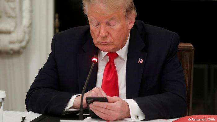 US-Präsident Trump mit Smartphone (Reuters/L. Millis)