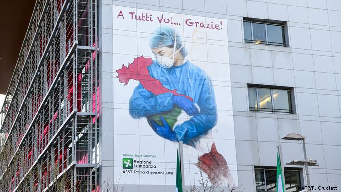 Italien Bergamo | Großtes Wandbild am Krankenhaus von Franco Rivolli (AFP/P. Cruciatti)