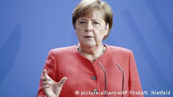 Deutschland | PK Merkel nach EU-Videogipfel (picture-alliance/AP Photo/K. Nietfeld)