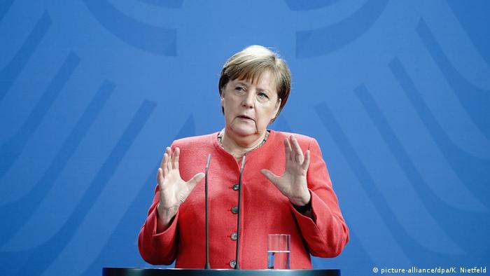 Deutschland | PK Merkel nach EU-Videogipfel (picture-alliance/dpa/K. Nietfeld)