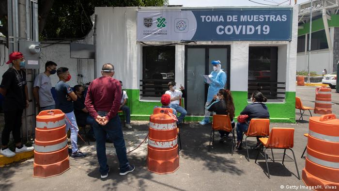  A doctor gives instructions on how to test for COVID-19 at Central de Abastos on June 19 (Getty Images/H. Vivas)
