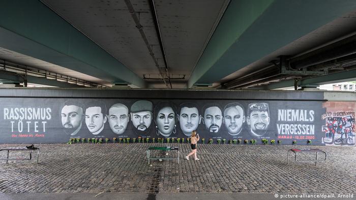 Frankfurt mural showing Hanau shooting victims (picture-alliance/dpa/A. Arnold)