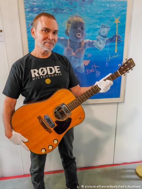  Mikrofon üreticisi Rode firmasının sahibi Peter Freedman ve Cobain'in gitarı