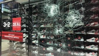 Olaylarda çok sayıda mağaza ve dükkan da saldırıya uğradı, bunlardan bazıları yağmalandı