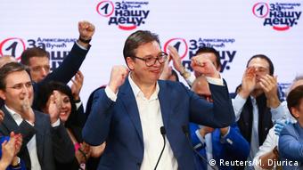 Ο Αλεξάνταρ Βούτσιτς πανηγυρίζει την νίκη του κόμματός του στις 21 Ιουνίου