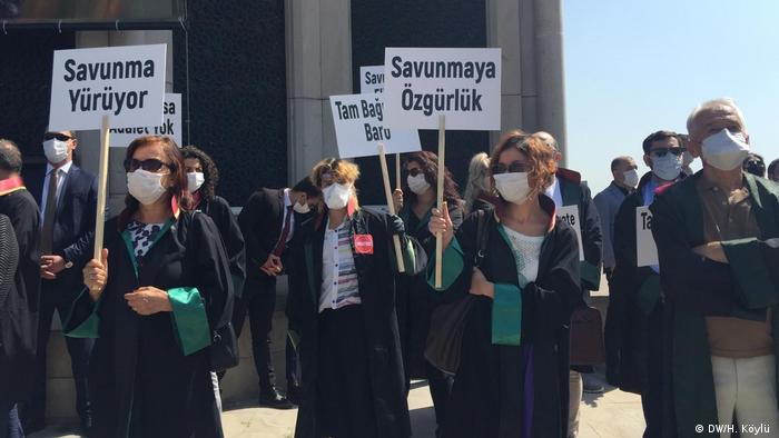 HDI-Anhänger auf einem Protestmarschgegen Erdogans Politik Richtung Akara (DW/H. Köylü )