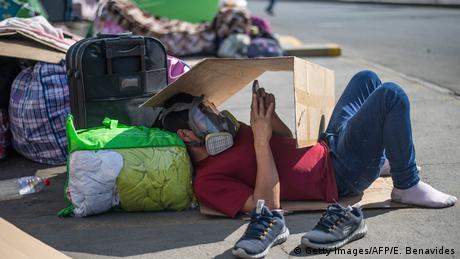 Peru Corona-Pandemie Flüchtlinge in Lima (Getty Images/AFP/E. Benavides)