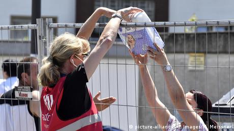 Voluntarios entregan productos de primera necesidad a los vecinos en cuarentena en Verl.
