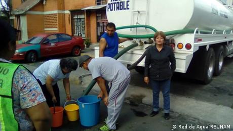 Suministro de agua con vehículos cisterna, una medida riesgosa, pero necesaria en tiempos de pandemia