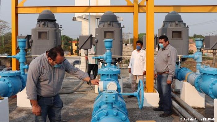 Expertos de la UNAM y funcionarios de la Ciudad de México inspeccionan el funcionamiento de una planta de agua. 