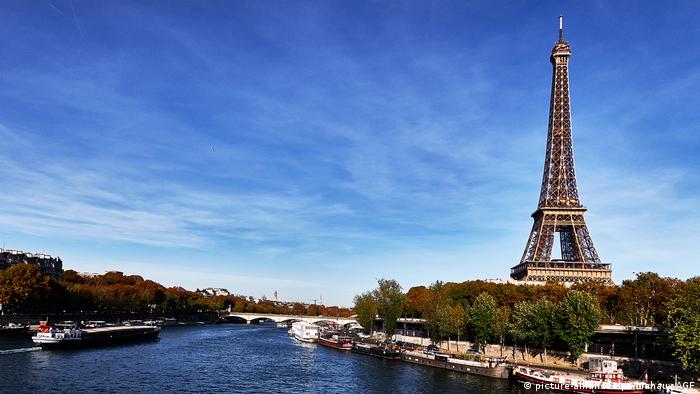 France Paris Eiffel Tower (picture-alliance/dpa/Mahaux-AGF)