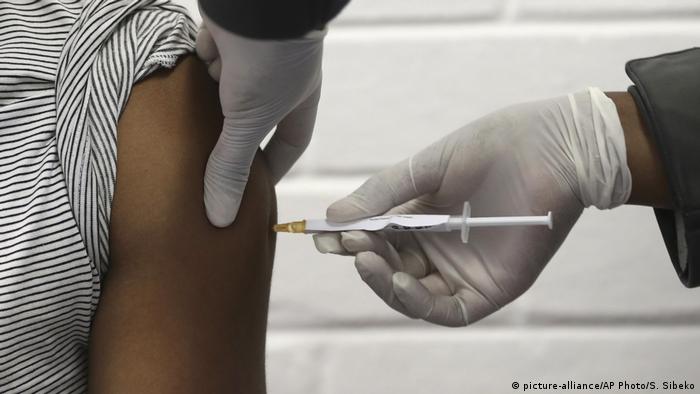 Voluntário recebe vacina da Universidade de Oxford na África do Sul